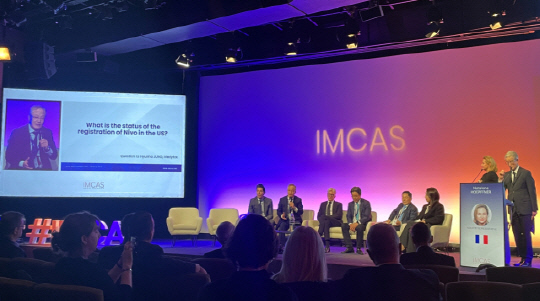 정현호 메디톡스 대표가 지난달 31일(현지 시간) 국제미용성형학회(IMCAS)에서 열린 토론 세션에서 발표를 하고 있다. 메디톡스 제공.